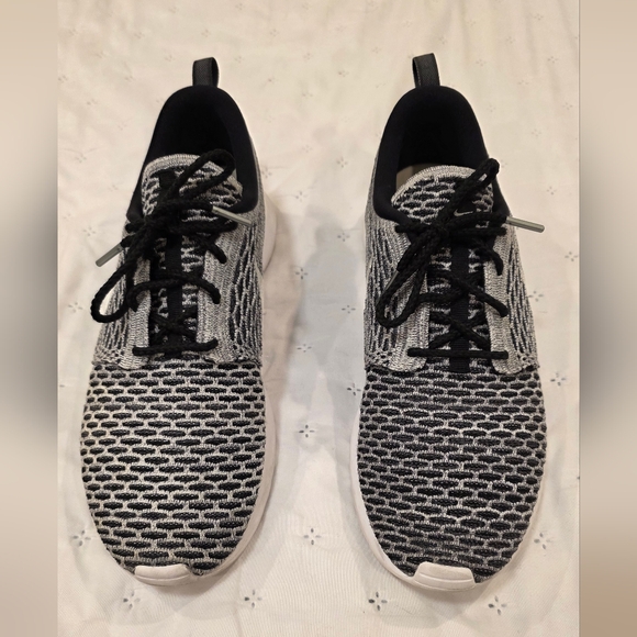 Nike Roche Run Shoes - Picture 2 of 6